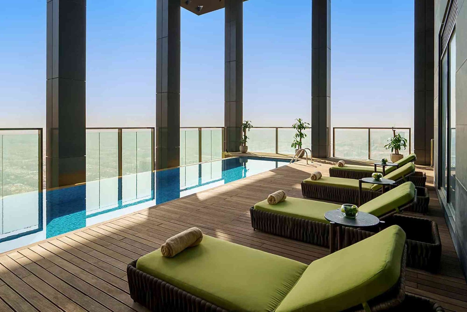 فندق بمسبح داخل الغرفة الرياض