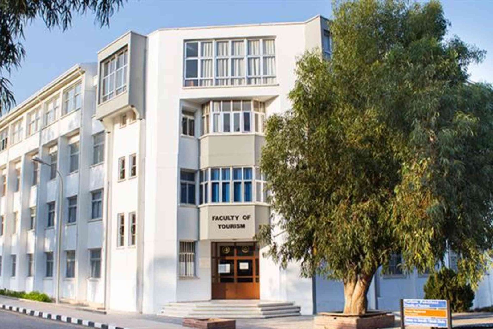 مواد كلية سياحة وفنادق