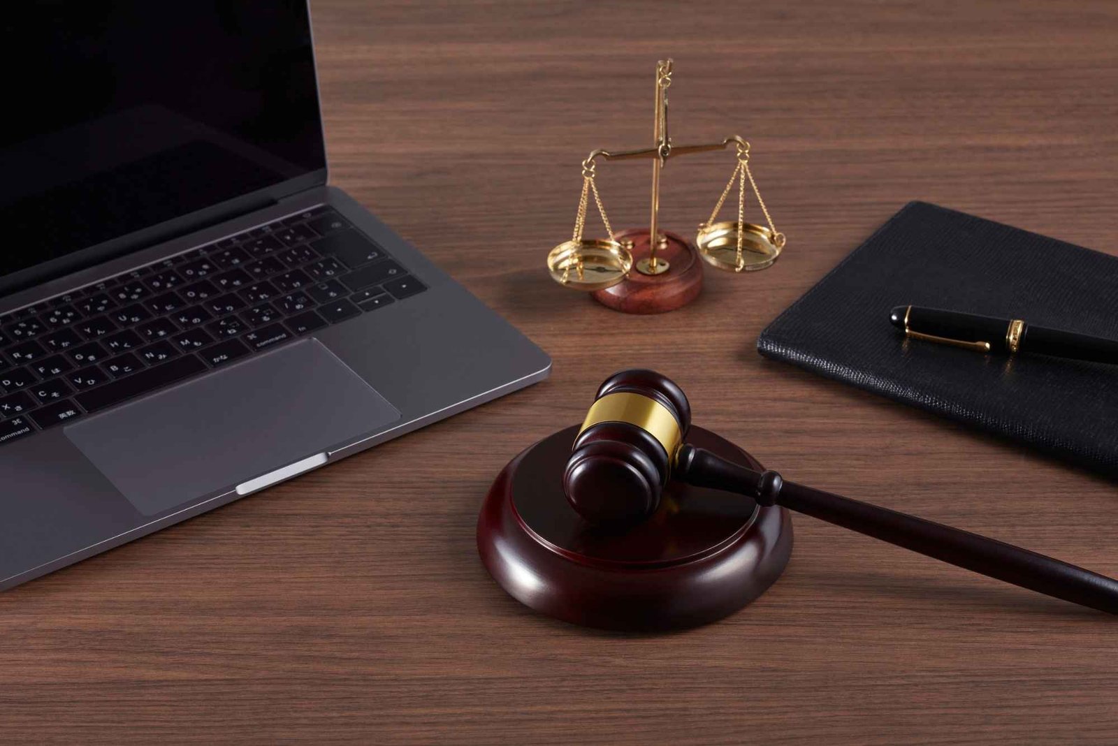 Learn what real estate lawyers in Dubai do in 2025. From contracts to disputes and compliance, they ensure smooth property deals and protect your investment!